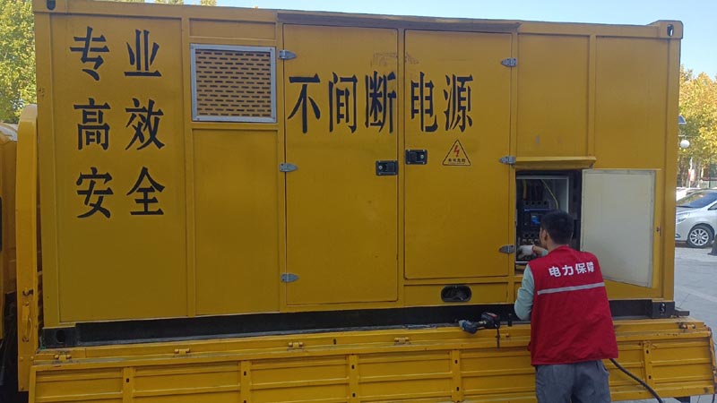 榕城柴油发电机组和UPS电源配合使用时，如何避免切换过程中的电力中断？